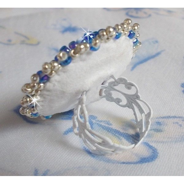 Azur-ring brodert med Swarovski-krystaller og perler
