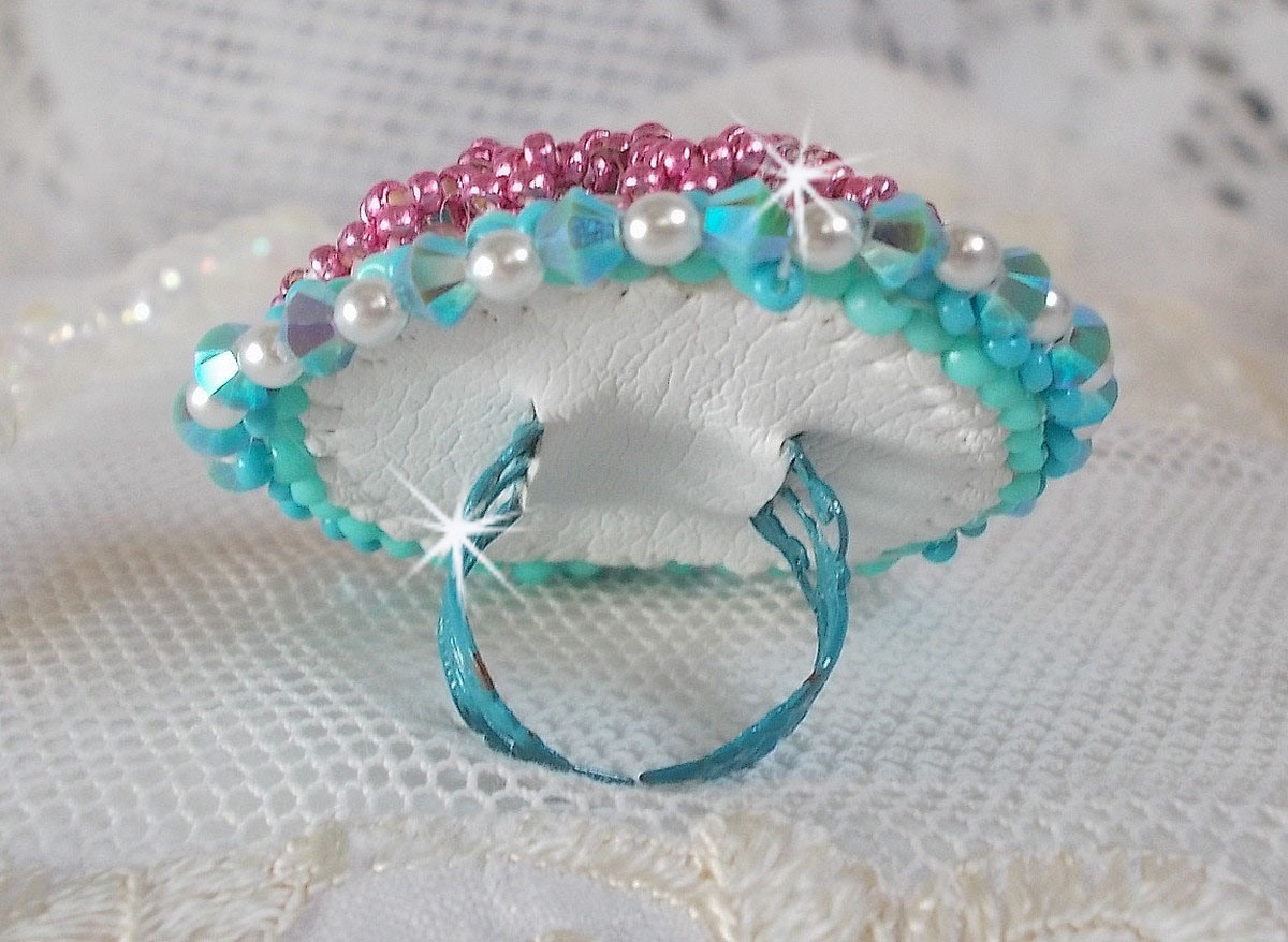 Beauty Alicia Blue ring brodert med Swarovski-krystaller, elfenbenperler og frøperler