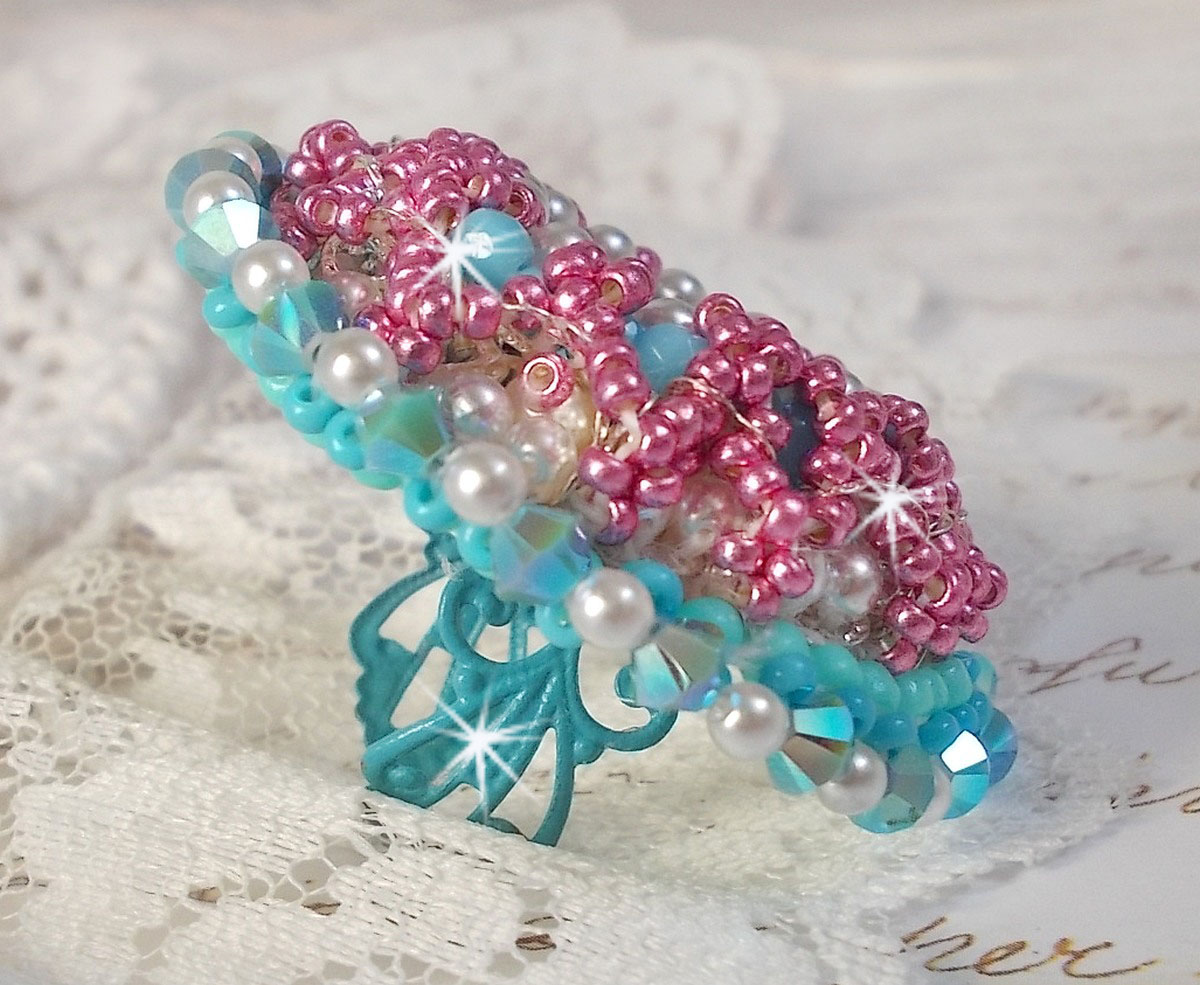 Beauty Alicia Blue ring brodert med Swarovski-krystaller, elfenbenperler og frøperler