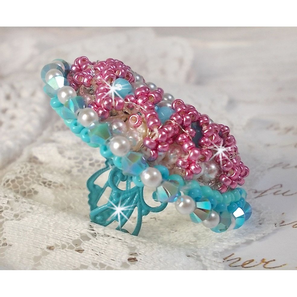 Beauty Alicia Blue ring brodert med Swarovski-krystaller, elfenbenperler og frøperler