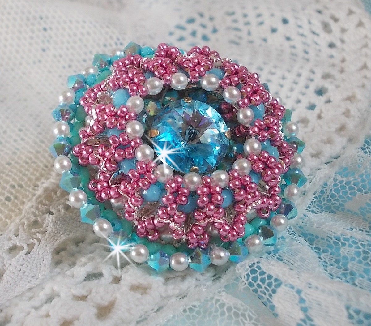 Beauty Alicia Blue ring brodert med Swarovski-krystaller, elfenbenperler og frøperler