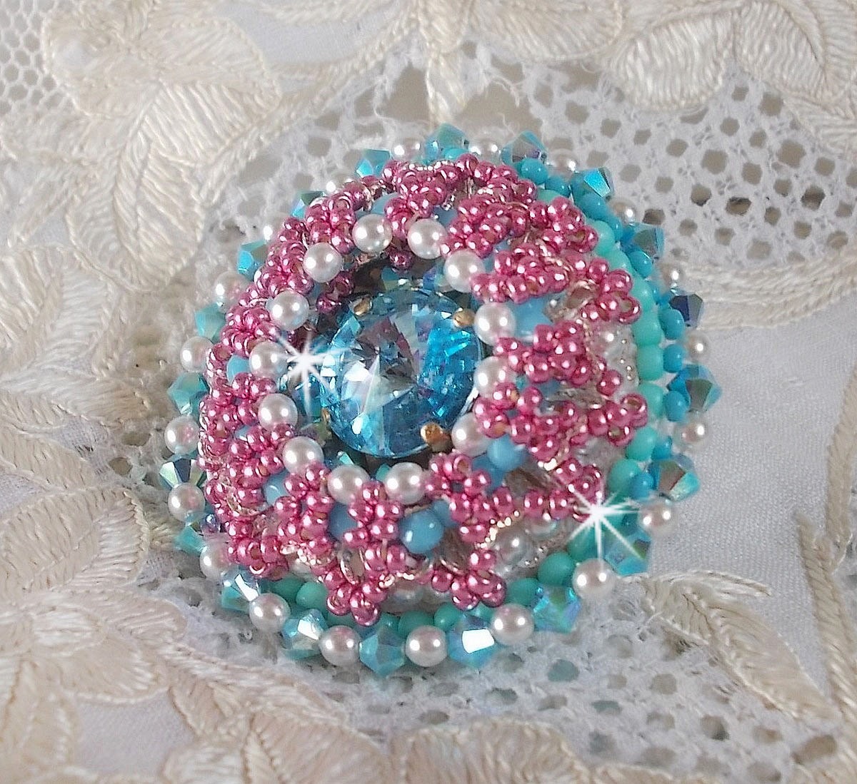 Beauty Alicia Blue ring brodert med Swarovski-krystaller, elfenbenperler og frøperler