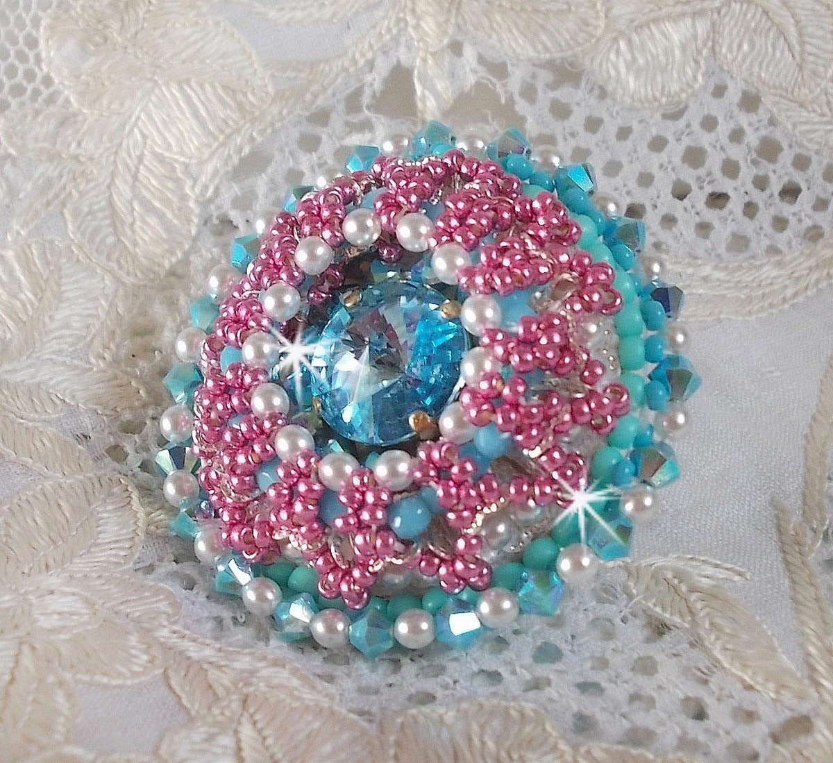 Beauty Alicia Blue ring brodert med Swarovski-krystaller, elfenbenperler og frøperler