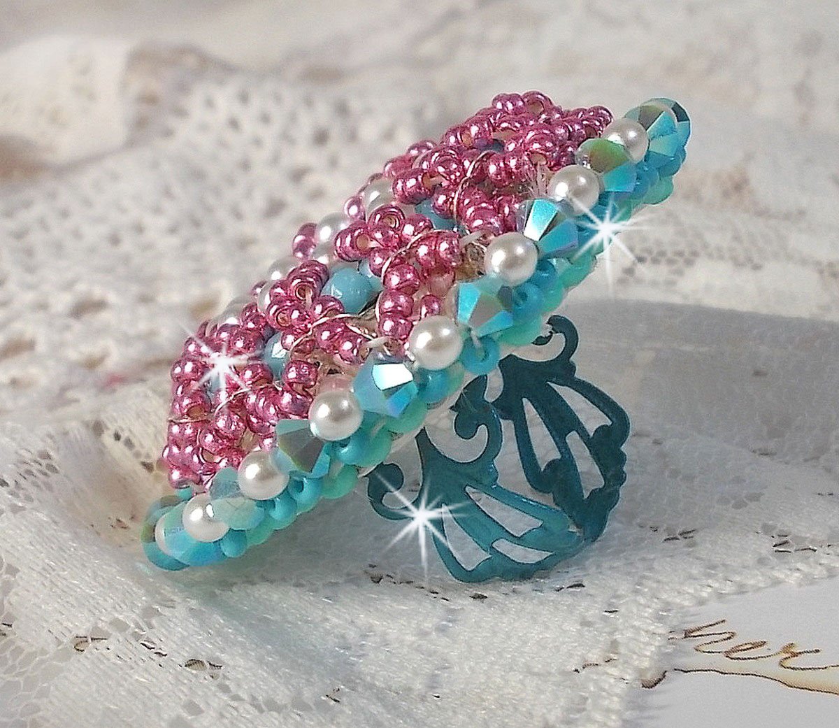 Beauty Alicia Blue ring brodert med Swarovski-krystaller, elfenbenperler og frøperler