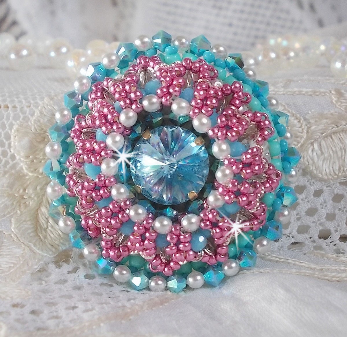 Beauty Alicia Blue ring brodert med Swarovski-krystaller, elfenbenperler og frøperler