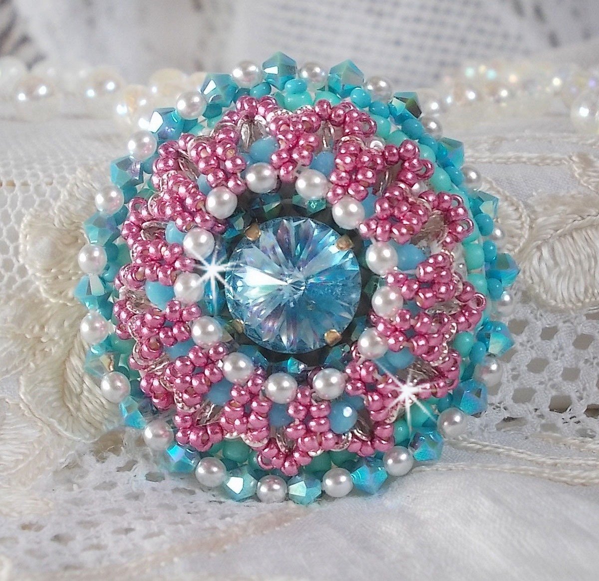 Beauty Alicia Blue ring brodert med Swarovski-krystaller, elfenbenperler og frøperler