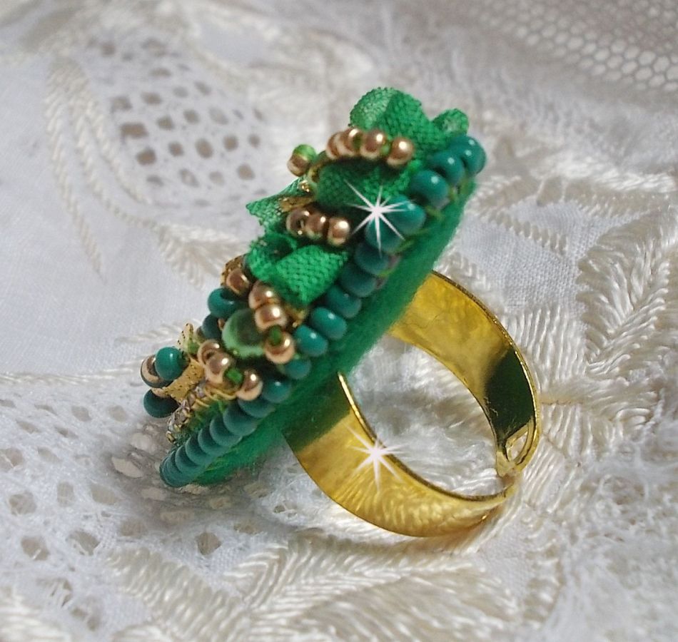 Vakker smaragdring med en keramisk cabochon laget av en gul og grønn rose