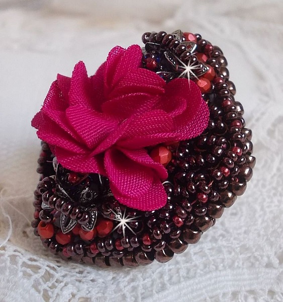 Bague  Belle H&eacute;l&egrave;ne brod&eacute;e avec une fleur en tissu, une Calcite jaune/blanc et des rocailles.