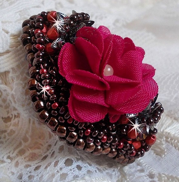 Bague  Belle H&eacute;l&egrave;ne brod&eacute;e avec une fleur en tissu, une Calcite jaune/blanc et des rocailles.