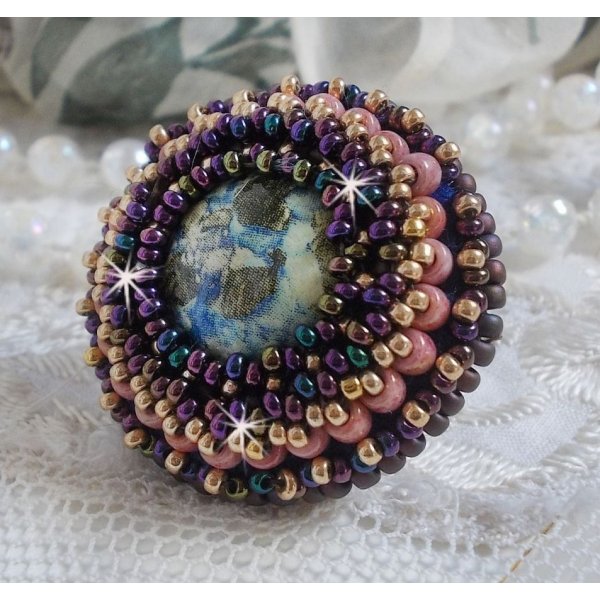 Bonjour Paris ring brodert med en marmorert harpiks cabochon og Miyuki seed perler