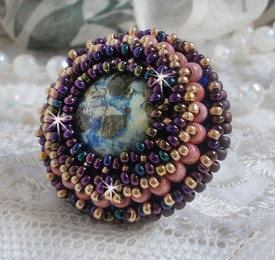 Bonjour Paris ring brodert med en marmorert harpiks cabochon og Miyuki seed perler