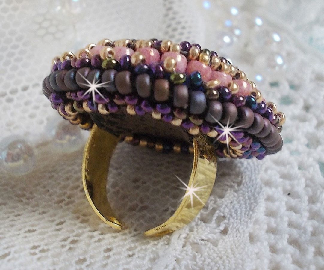 Bonjour Paris ring brodert med en marmorert harpiks cabochon og Miyuki seed perler
