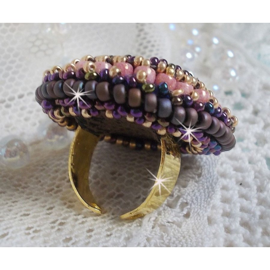 Bonjour Paris ring brodert med en marmorert harpiks cabochon og Miyuki seed perler