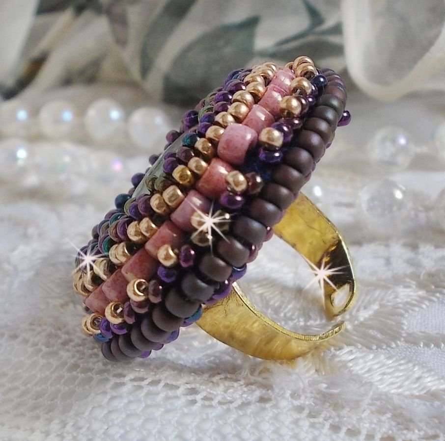 Bonjour Paris ring brodert med en marmorert harpiks cabochon og Miyuki seed perler