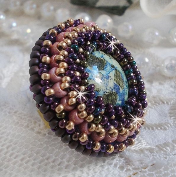 Bonjour Paris ring brodert med en marmorert harpiks cabochon og Miyuki seed perler