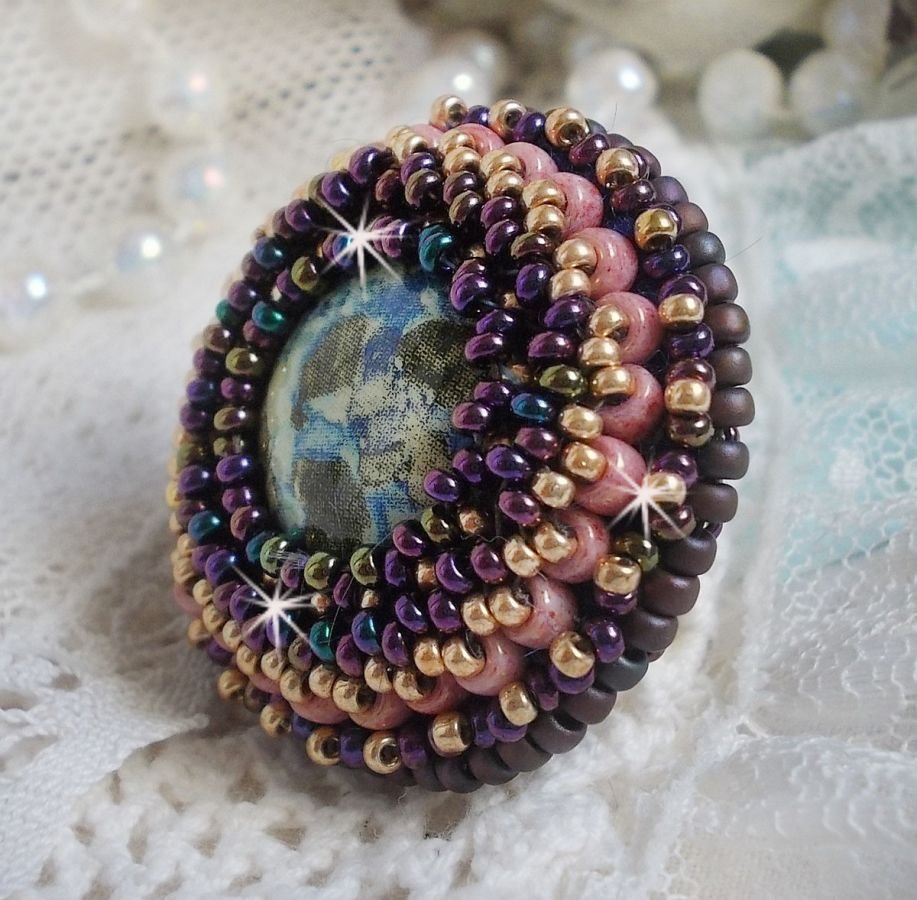 Bonjour Paris ring brodert med en marmorert harpiks cabochon og Miyuki seed perler