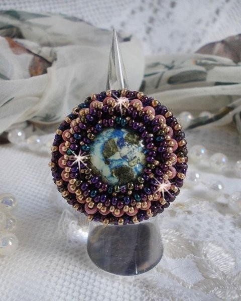 Bonjour Paris ring brodert med en marmorert harpiks cabochon og Miyuki seed perler