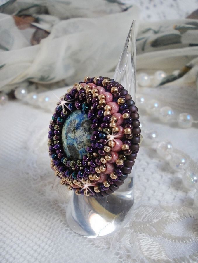 Bonjour Paris ring brodert med en marmorert harpiks cabochon og Miyuki seed perler