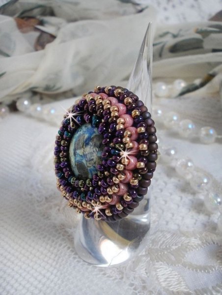 Bonjour Paris ring brodert med en marmorert harpiks cabochon og Miyuki seed perler