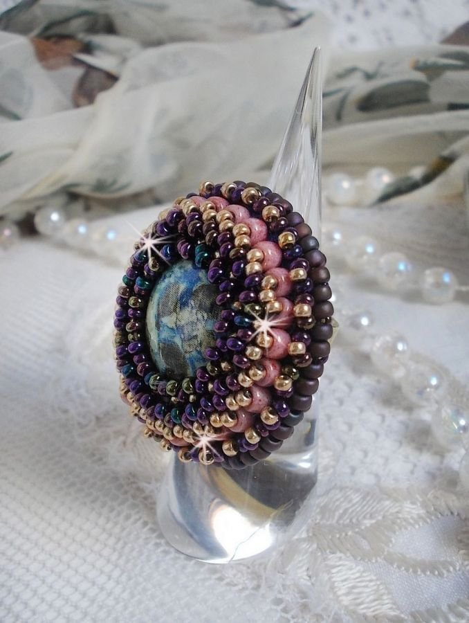 Bonjour Paris ring brodert med en marmorert harpiks cabochon og Miyuki seed perler