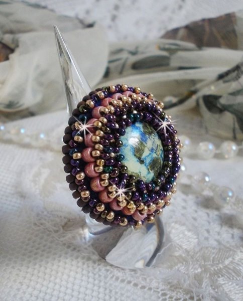 Bonjour Paris ring brodert med en marmorert harpiks cabochon og Miyuki seed perler
