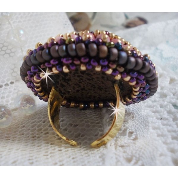Bonjour Paris ring brodert med en marmorert harpiks cabochon og Miyuki seed perler