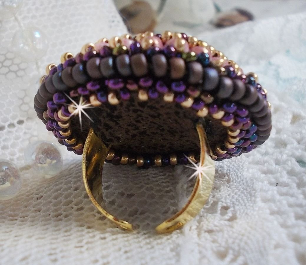 Bonjour Paris ring brodert med en marmorert harpiks cabochon og Miyuki seed perler