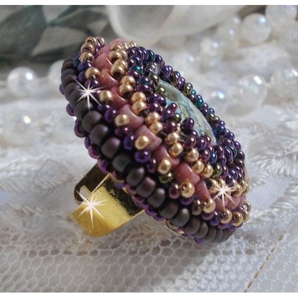 Bonjour Paris ring brodert med en marmorert harpiks cabochon og Miyuki seed perler