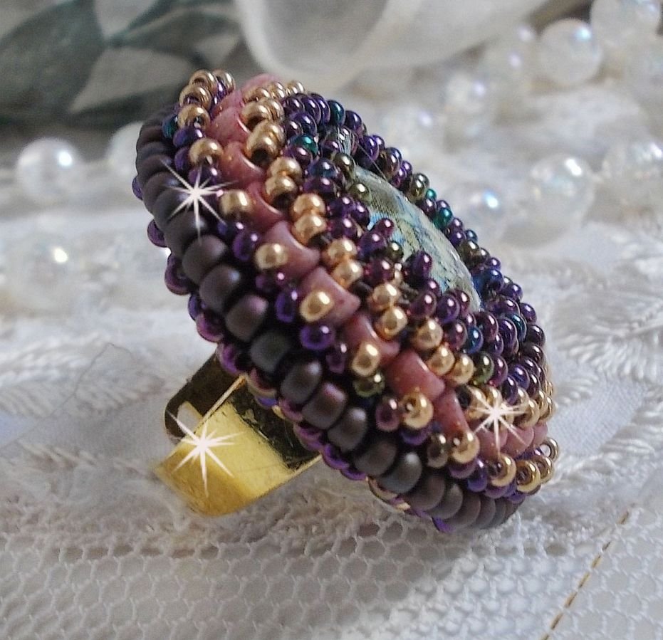 Bonjour Paris ring brodert med en marmorert harpiks cabochon og Miyuki seed perler