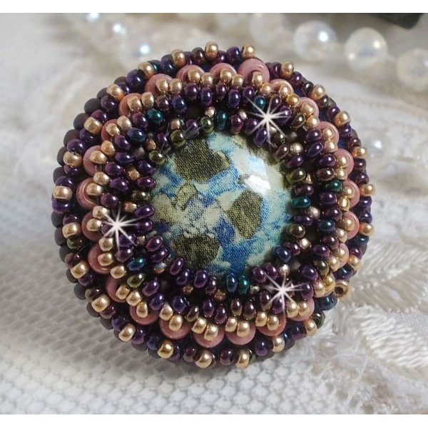 Bonjour Paris ring brodert med en marmorert harpiks cabochon og Miyuki seed perler