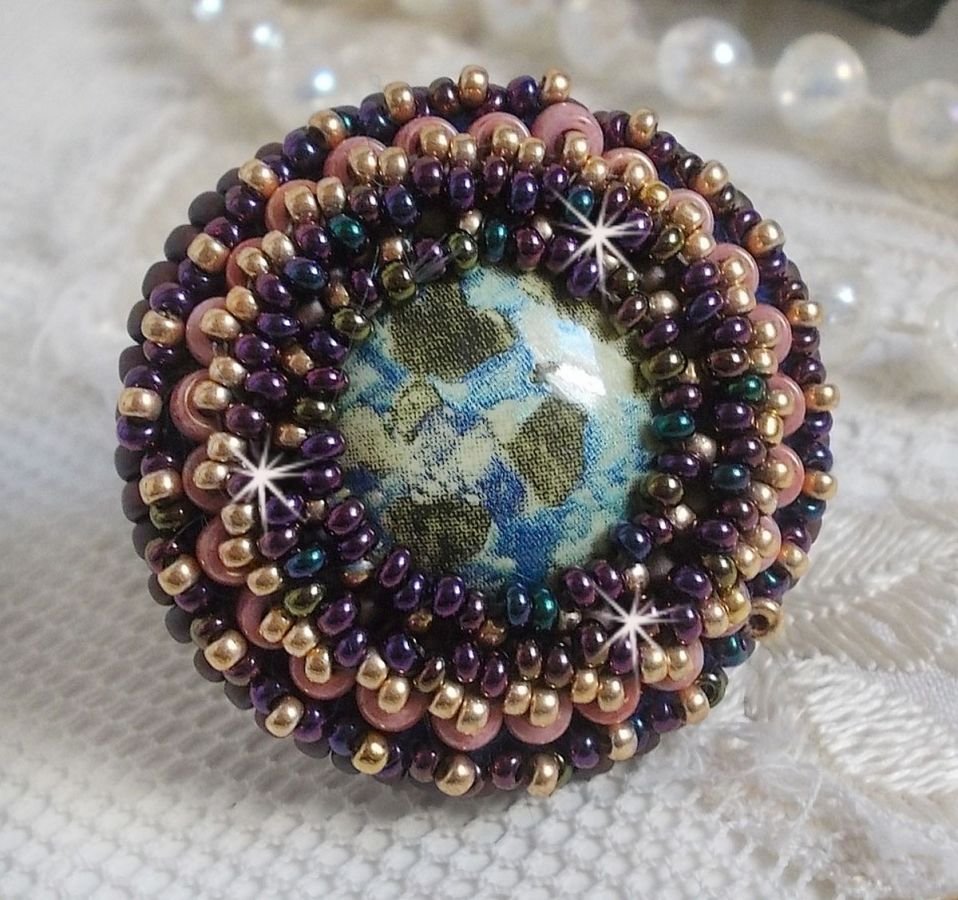 Bonjour Paris ring brodert med en marmorert harpiks cabochon og Miyuki seed perler