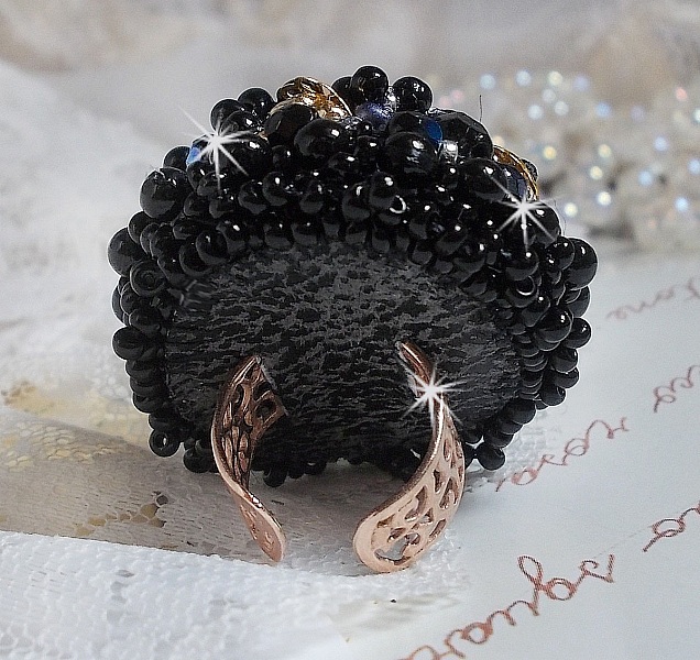 Bague Boule Frou-Frou avec des perles nacr&eacute;es, facettes et des cristaux de Swarovski 