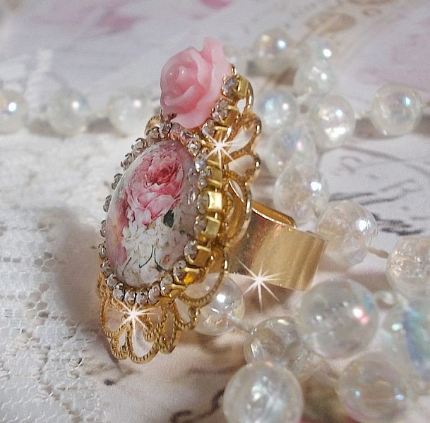 Bouquet Valentine-ring med en rose cabochon, en harpiksrose og en Swarovski-krystallkjede