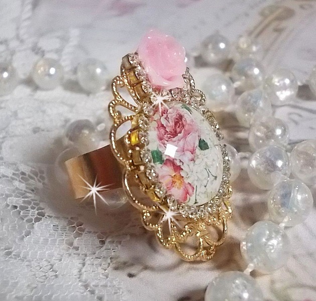 Bouquet Valentine-ring med en rose cabochon, en harpiksrose og en Swarovski-krystallkjede