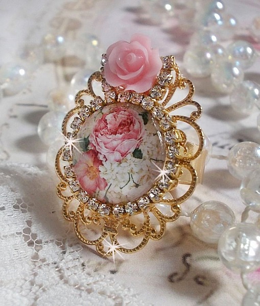 Bouquet Valentine-ring med en rose cabochon, en harpiksrose og en Swarovski-krystallkjede