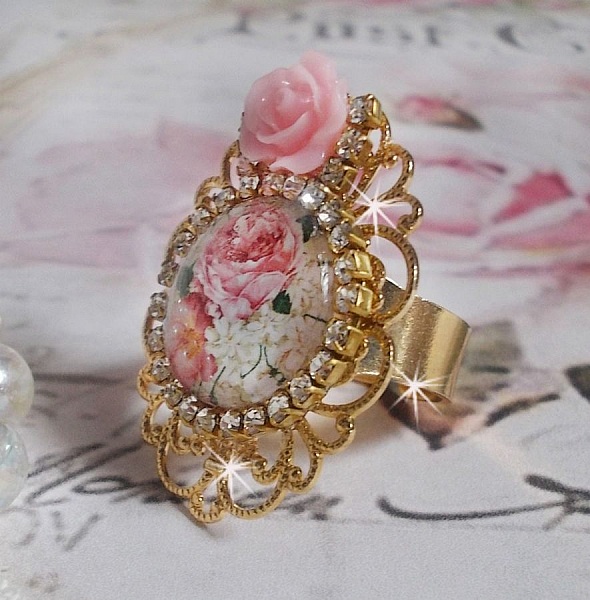 Bouquet Valentine-ring med en rose cabochon, en harpiksrose og en Swarovski-krystallkjede