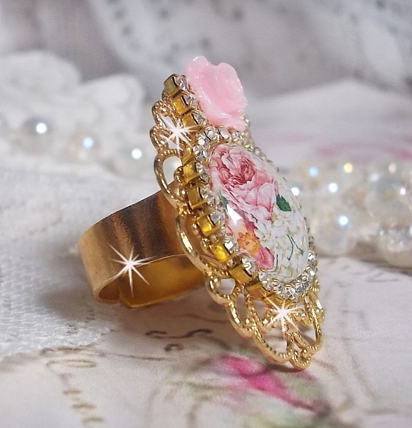 Bouquet Valentine-ring med en rose cabochon, en harpiksrose og en Swarovski-krystallkjede