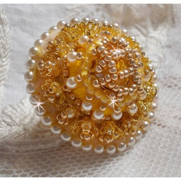 Sm&oslash;rblomstring brodert med Swarovski-krystall og gul DMC-bomull