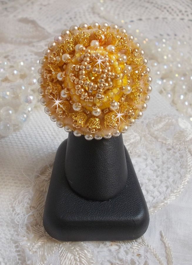 Smørblomstring brodert med Swarovski-krystall og gul DMC-bomull
