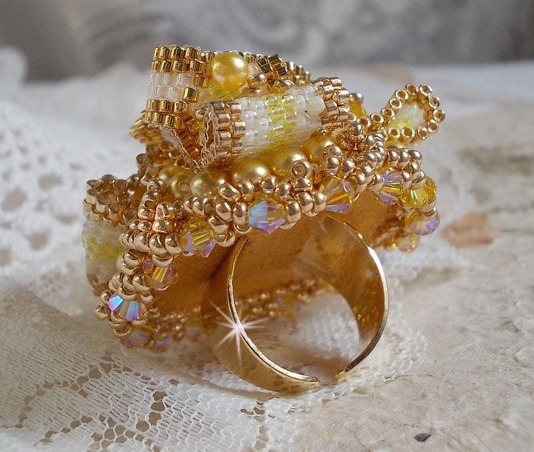 Sunflower Gold Haute-Couture-ring brodert med 24 karat gullbelagte frøperler og Swarovski-krystaller 