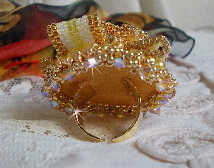 Sunflower Gold Haute-Couture-ring brodert med 24 karat gullbelagte frøperler og Swarovski-krystaller 