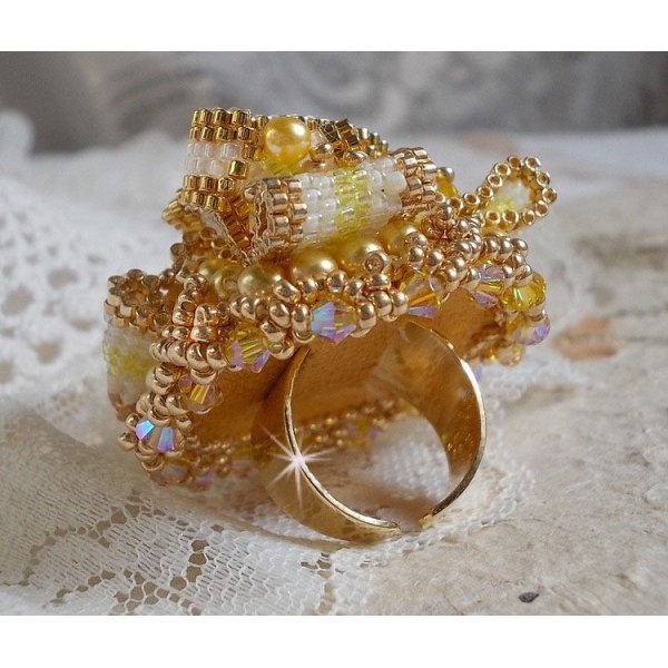 Sunflower Gold Haute-Couture-ring brodert med 24 karat gullbelagte frøperler og Swarovski-krystaller 