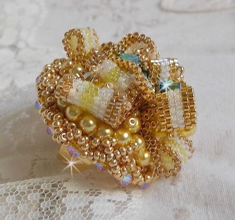 Sunflower Gold Haute-Couture-ring brodert med 24 karat gullbelagte frøperler og Swarovski-krystaller 