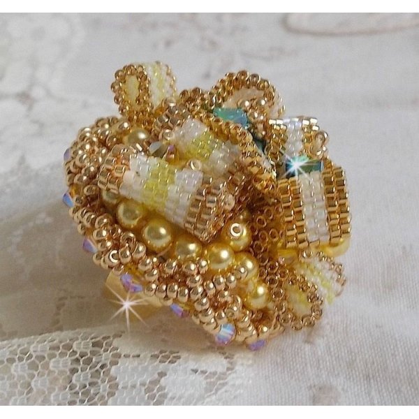 Sunflower Gold Haute-Couture-ring brodert med 24 karat gullbelagte frøperler og Swarovski-krystaller 
