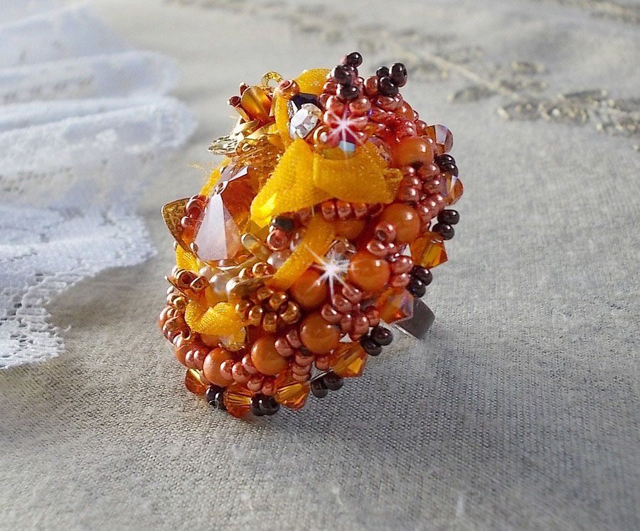 Les Rêves d'Acapulco-ring brodert med Swarovski-krystaller, Miyuki seed perler, glass og perler i en Chic Boho Ethnic-stil