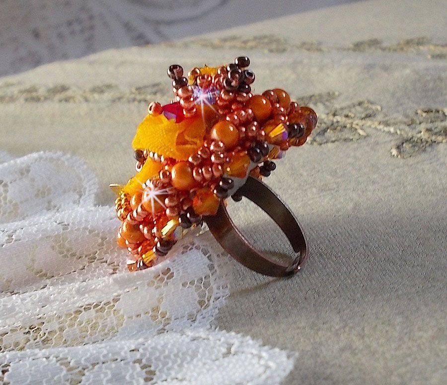 Les Rêves d'Acapulco-ring brodert med Swarovski-krystaller, Miyuki seed perler, glass og perler i en Chic Boho Ethnic-stil