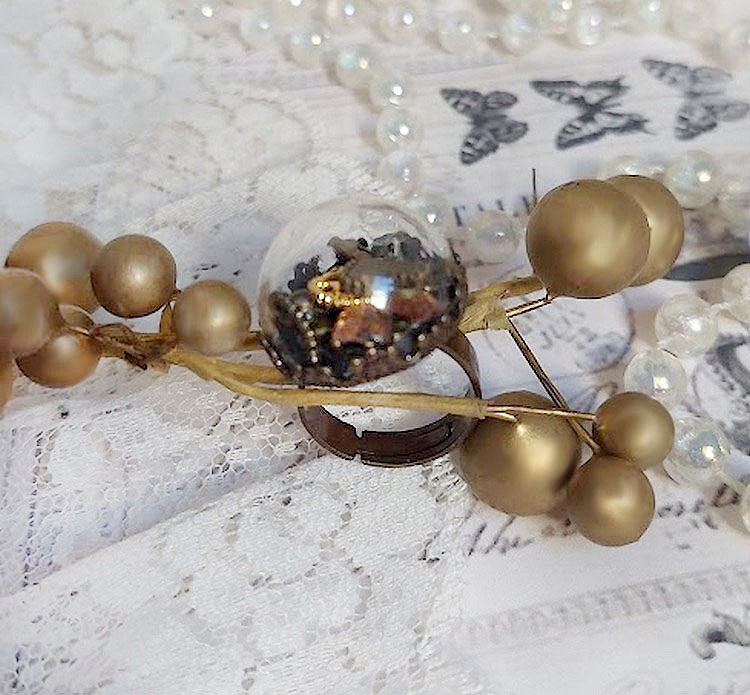Bague Clochy montée avec breloques métal, cabochons Cristal Swarovski et perles résine