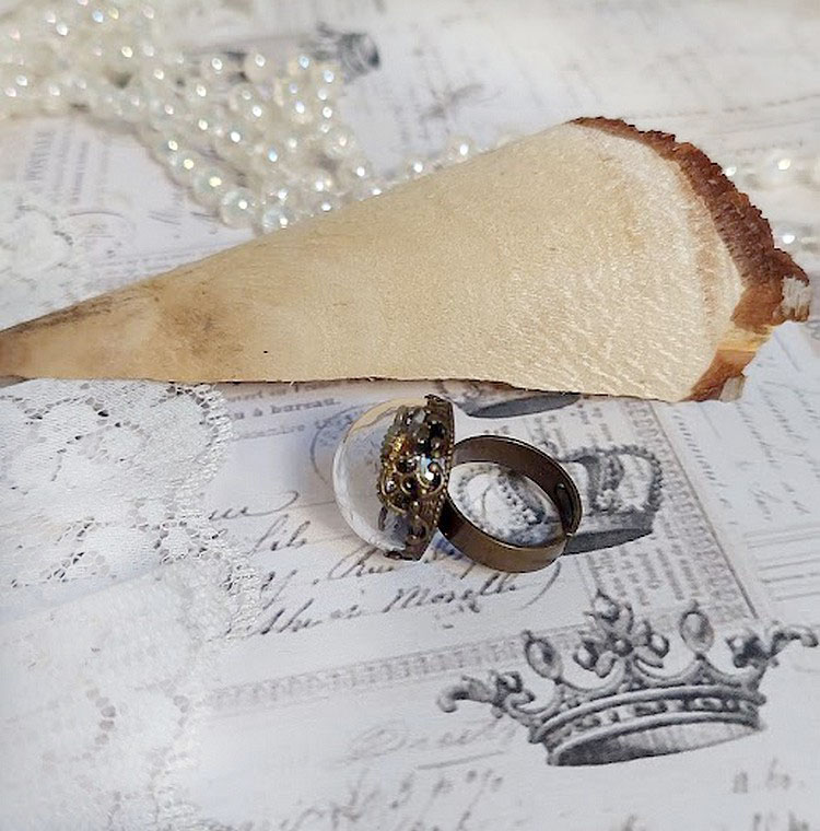 Bague Clochy montée avec breloques métal, cabochons Cristal Swarovski et perles résine