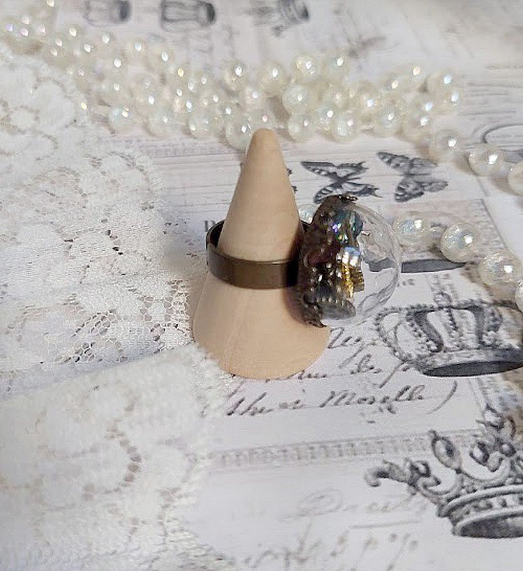 Bague Clochy montée avec breloques métal, cabochons Cristal Swarovski et perles résine