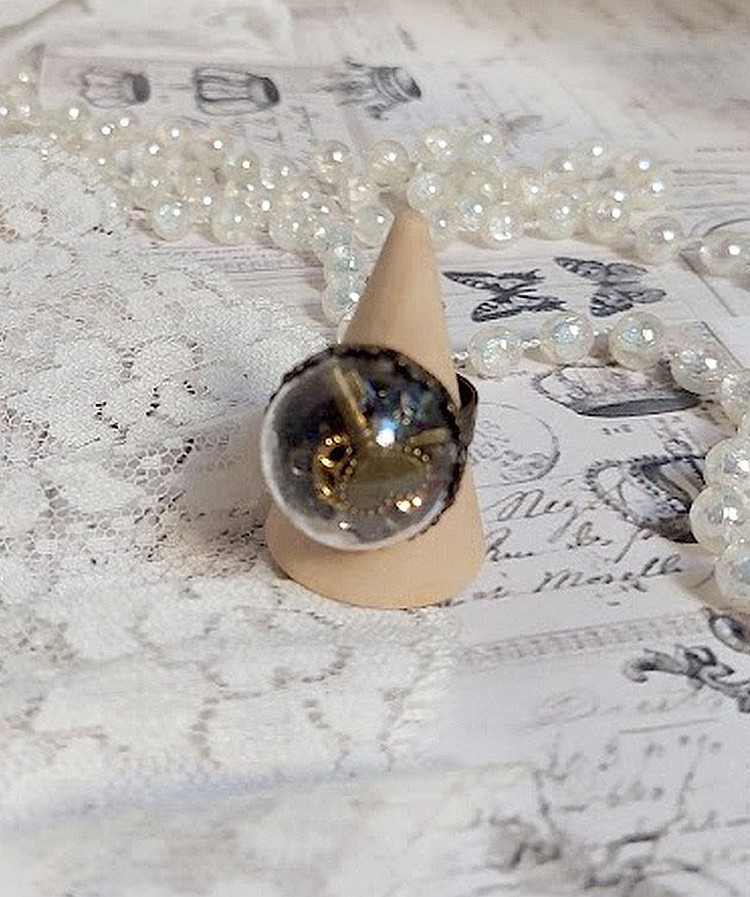 Bague Clochy montée avec breloques métal, cabochons Cristal Swarovski et perles résine
